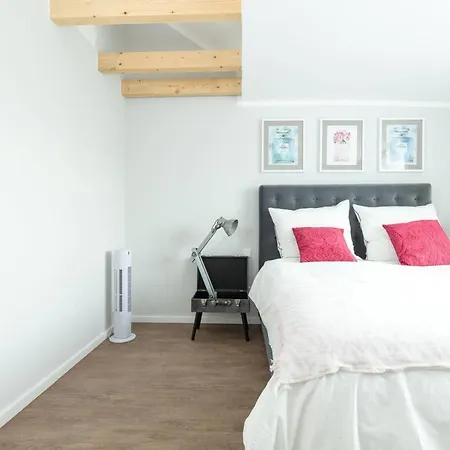 Paris - Chillinghouse # 5, 3 Min. Vom Ice, Netflix, Garten * Siegburg